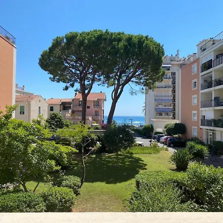 Relax In Cap-Martin With Roxanna 罗克布吕讷-卡普马丹
